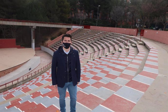 El concejal de Cultura del Ayuntamiento de Teruel, Carlos Méndez, visita las mejoras realizadas en el Auditorio del Parque de los Fueros-Ricardo Eced.