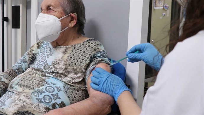 Coronavirus.- "Llevaba tres meses sin salir": Los mayores de 90, "muy contentos" de que empiece su vacunación