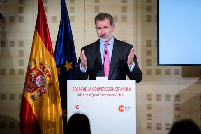 El Rey anima a ampliar las becas de la Cooperación Española "en la medida de lo posible"