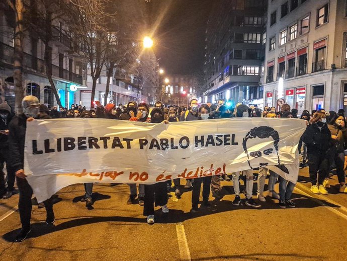 Sucesos.- Centenares de personas se manifiestan en Girona en protesta contra la prisión a Hasél