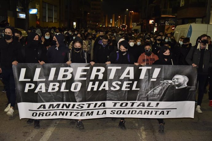 Sucesos.- La manifestación de Lleida llega al perímetro de la cárcel en la que está Hasél
