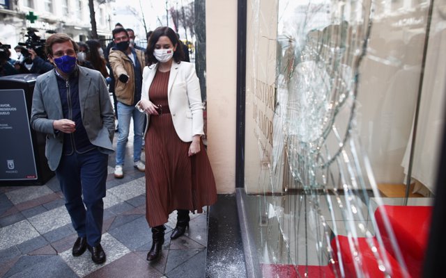 La presidenta de la Comunidad de Madrid, Isabel Díaz Ayuso; y el alcalde de Madrid, José Luis Martínez-Almeida, durante un recorrido para valorar los destrozos