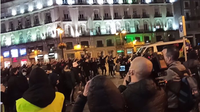 VÍDEO: Momentos de tensión y lanzamiento de objetos contra agentes en concentración en Madrid en apoyo a Pablo Hasel