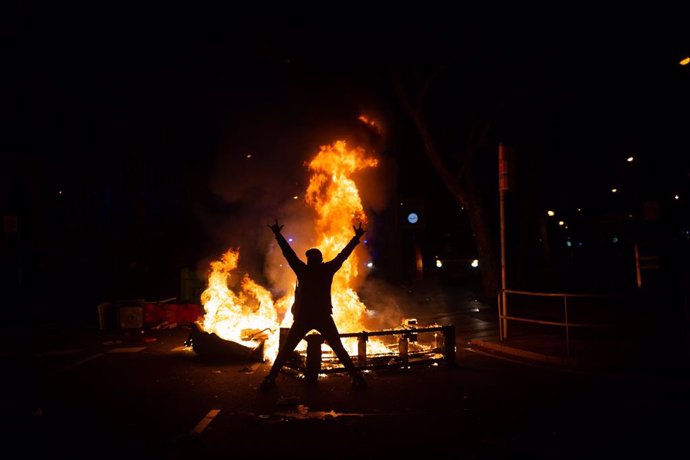 VÍDEO: Segunda noche de disturbios en Barcelona en protesta por el encarcelamiento de Pablo Hasél