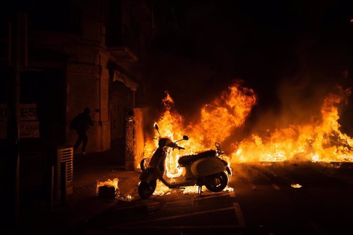 Sucesos.- Detenidas 29 personas en Catalunya en la segunda noche de protestas por Pablo Hasel