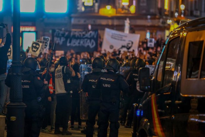 19 detenidos y 55 heridos en los disturbios durante la concentración en Sol en apoyo a Pablo Hasel