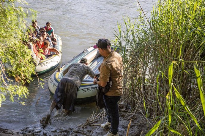 Archivo - Migrantes cruzan el Río Grande.