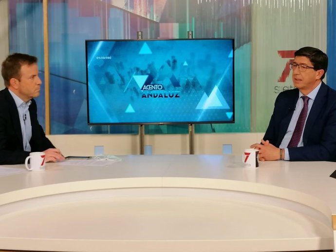 El vicepresidente de la Junta y consejero, Juan Marín, en la entrevista en la noche del miércoles en el programa 'Acento Andaluz' de 7TV Andalucía, presentado por Fernando Pérez Monguió.