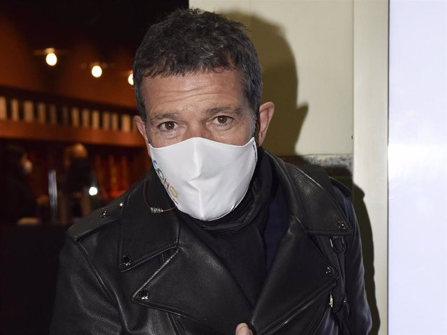 Antonio Banderas, una verdadera estrella entre la multitud en su paso por Madrid