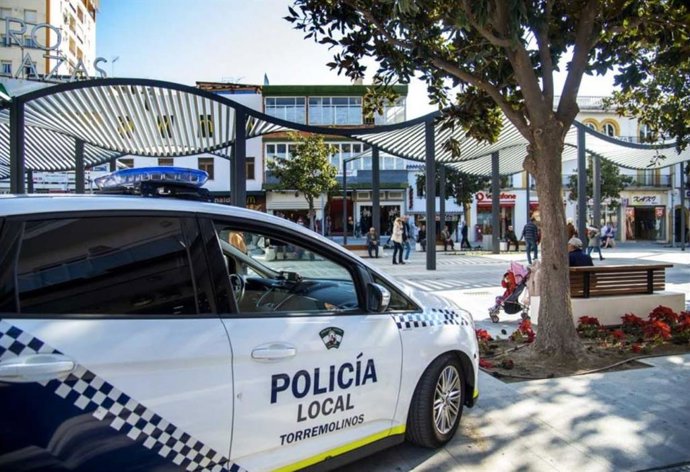 Málaga.-Sucesos.-Heridos cinco jóvenes en Torremolinos al salirse de la vía un turismo y chocar con una rotonda