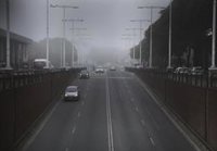 Retenciones de varios kilómetros en los principales accesos a Sevilla a causa de la niebla
