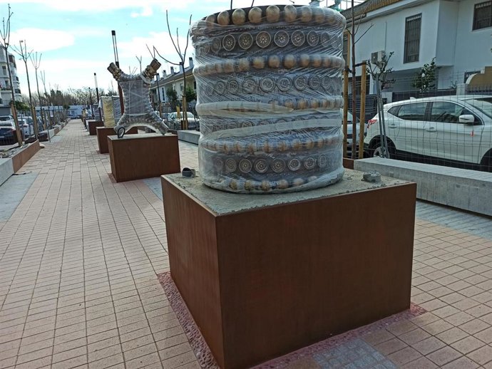 Sevilla.- Camas homenajea al tesoro y el santuario del Carambolo con piezas a gran escala del ajuar junto al enclave