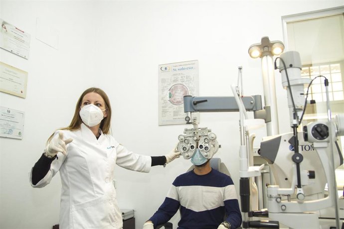 Archivo - Coronavirus.- Las ópticas garantizan las medidas de seguridad en la desescalada con un protocolo específico y uso de EPI