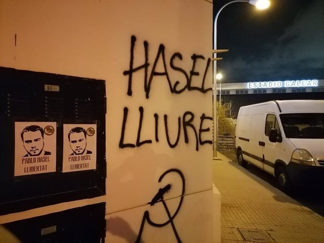 Algunas calles de Palma amanecen con pintadas y carteles pidiendo la libertad de Pablo Hasél