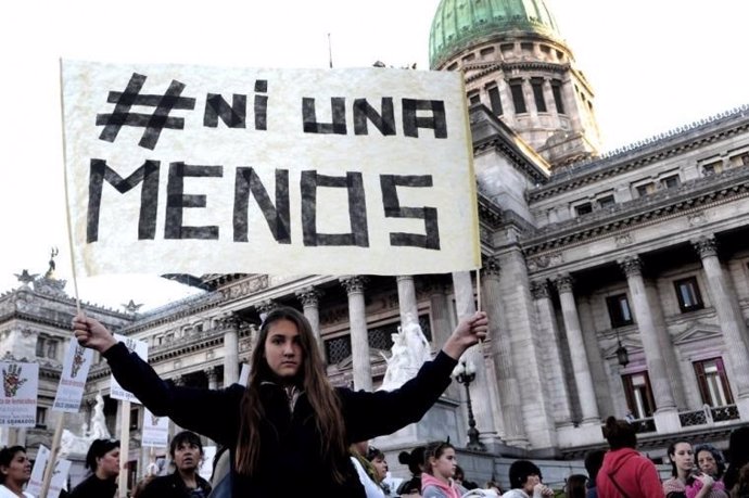 Archivo - Argentina.- Miles de personas protestan frente al Palacio de Tribunales de Buenos Aires contra la violencia machista