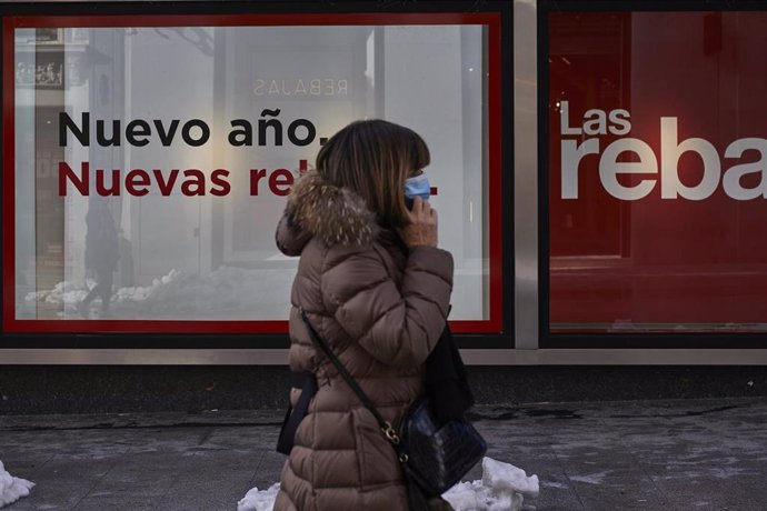 Archivo - Las rebajas no salvan la contratación del comercio, que cayó un 5,3% en Asturias por el impacto del coronavirus