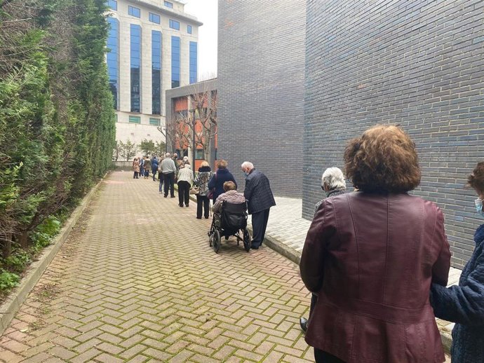 Coronavirus.- Foro advierte de las largas colas que tienen que soportar los mayores de 80 años para ser vacunados