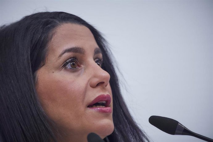 Arrimadas rechaza que Cs se una al PP y dice que los 'populares' tapan su resultado en Cataluña con "cortinas de humo"