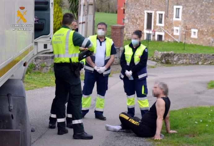 Rdo. Nota De Prensa Guardia Civil (Detenido Un Camionero Por Conducción Temeraria, Colisionando Contra Un Vehículo Estacionado)