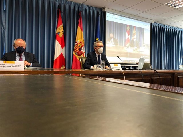 El delegado del Gobierno en Castilla y León, Javier Izquierdo, (d) junto al subdelegado en Valladolid, Emilio Álvarez, en rueda de prensa.