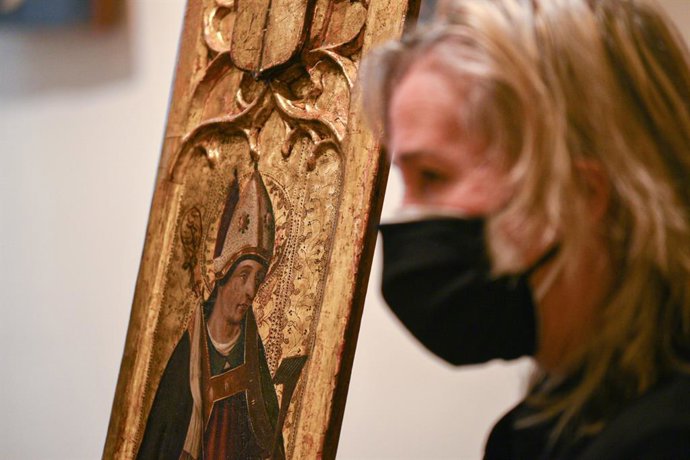 Cultura.- Una tabla gótica del siglo XV quemada en la Guerra Civil "resucita" con su policromía original tras 85 años