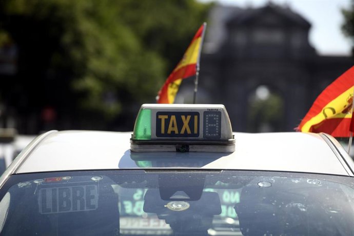 Archivo - La nueva ordenanza del taxi, aprobada de forma inicial, recoge precio cerrado, tarifas fijas y nuevo código de vestir