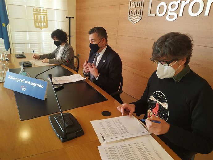 Celia Sanz, Conrado Escobar y Antonio Ruiz Lasanta, en la rueda de prensa.