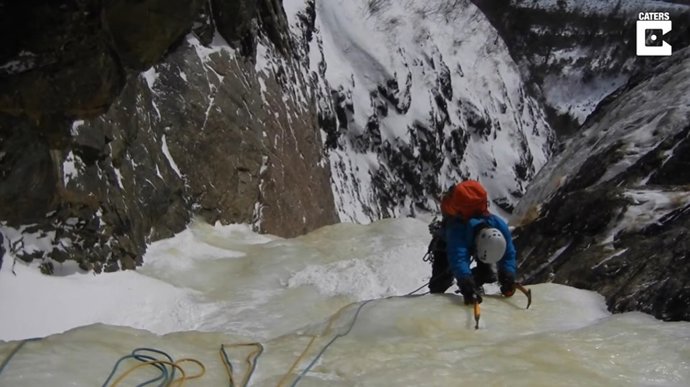 Dos hombres escalan una cascada de hielo de 330 metros en Quebec