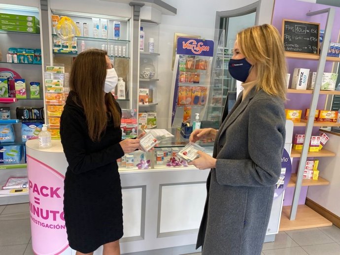 La delegada territorial de la Xunta en Vigo, Marta Fernández-Tapias, y la presidenta del Colegio de Farmacéuticos de la provincia de Pontevedra, Alba Soutelo, en una botica de la ciudad olívica.