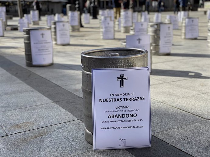 Hosteleros de Toledo teatralizan su protesta para pedir más ayudas con un cementerio de barriles de cerveza en Zocodover