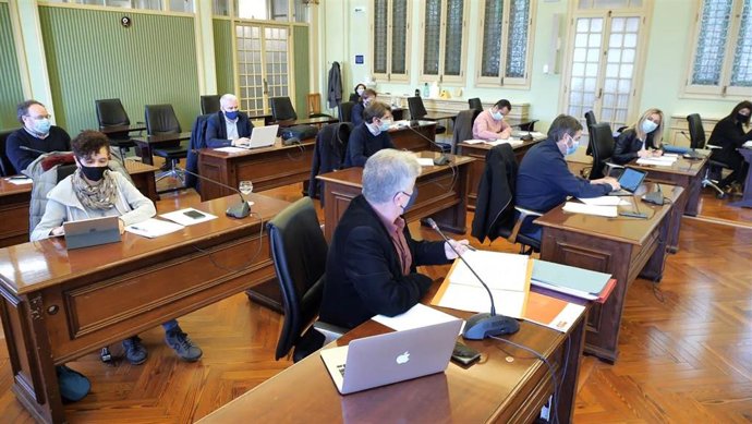 El Parlament pide congelar los recibos de la Seguridad Social y devolver el aumento de noviembre a los autónomos