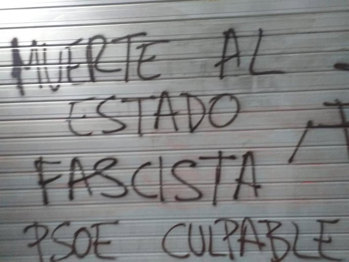Realizan pintadas amenazantes y a favor de la puesta en libertad de Hasel en tres sedes socialistas de Bizkaia