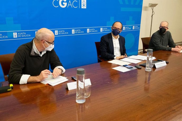 La exposición 'Cultivar incertezas' reivindica el papel de la facultad de Bellas Artes de Pontevedra en el arte gallego