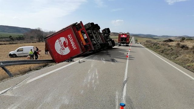 Un hombre trasladado a la Fundación Hospital de Calahorra tras volcar un camión en Alfaro que transportaba cerdos