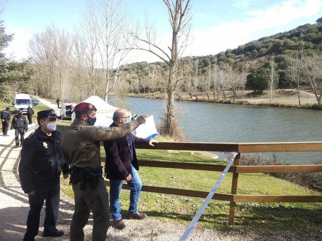 De izda a dcha, Honorio Pérez, Inspector Pelayo y Miguel Latorre cerca del lugar donde se ha encontrado el cuerpo.