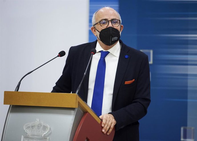 Archivo - "Tranquilidad" en Sanidad por el auto del TSJC que mantiene cerrado el interior de la hostelería cántabra