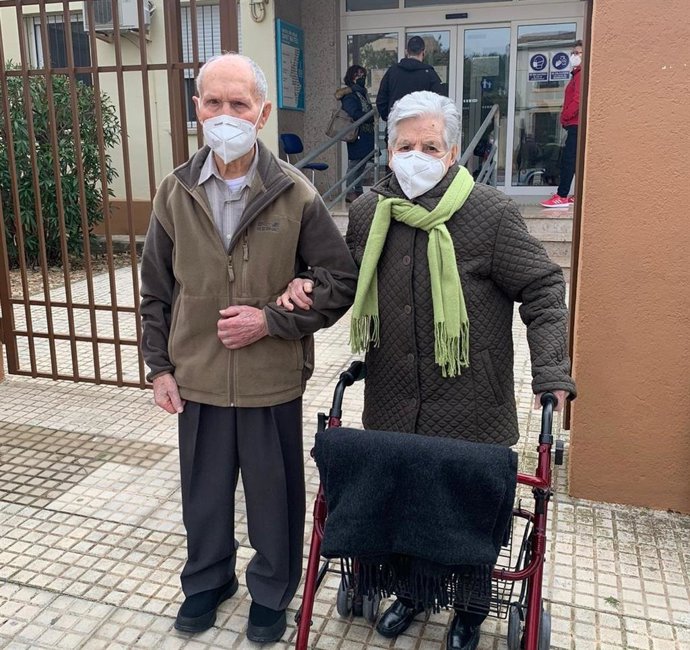 Cvirus.- Los dos ancianos de mayor edad de Sant Mateu, Raimundo, de 101 años, y Ángeles, de 98, ya están vacunados