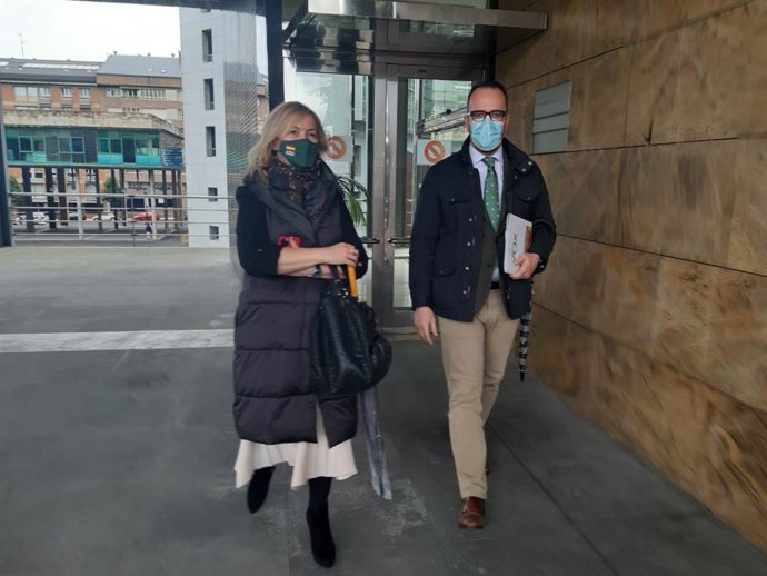 Los diputados de Vox Ignacio Blanco y Sara Álvarez Rouco, a su salida de la reunión con representantes de Amazon.