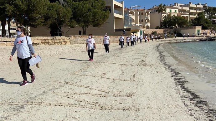 Unas 200 personas participan en la caminata reivindicativa de SOS Turismo en la Colnia de Sant Jordi