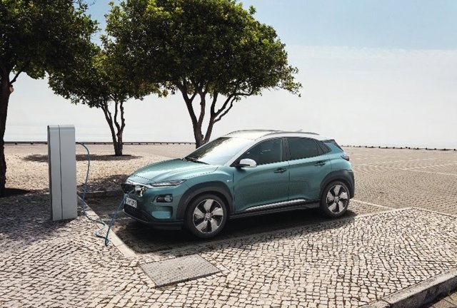 Archivo - Economía/Motor.-Un coche gasolina es más barato que un eléctrico después de 10 años, pero igualan su precio con el Moves