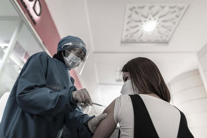 Coronavirus.- Indonesia amenaza con imponer multas de uno 300 euros a quienes se nieguen a vacunarse contra la COVID-19