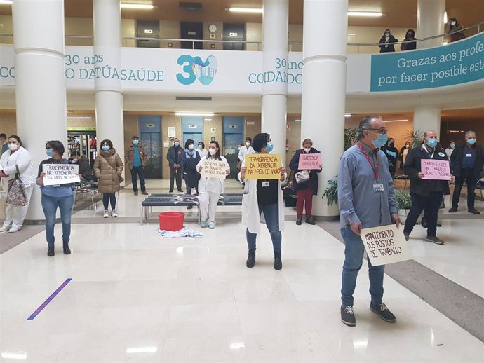 Personal sanitario durante una concentración en el Hospital Meixoeiro