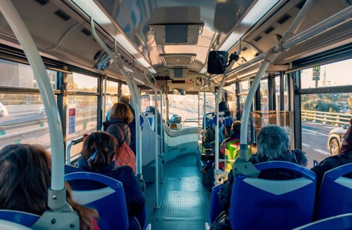 Valencia.- Las nuevas lanzaderas a los polígonos industriales valencianos registran 2.100 desplazamientos su primer mes