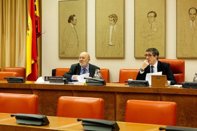 Archivo - CIS.- Ocho de cada diez españoles prefieren la democracia a otro sistema, preguntados en plena polémica por Iglesias