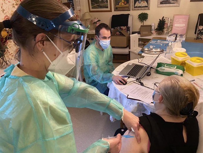 Archivo - Coronavirus.- La vacunación de los mayores de 80 años en Galicia arrancará este viernes con una prueba piloto