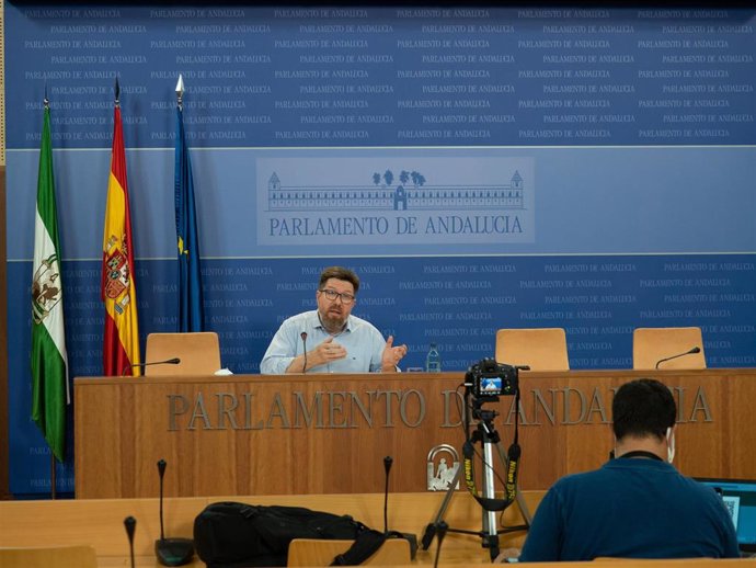 Archivo - El portavoz adjunto del Grupo Socialista del Parlamento andaluz, Rodrigo Sánchez Haro, en rueda de prensa