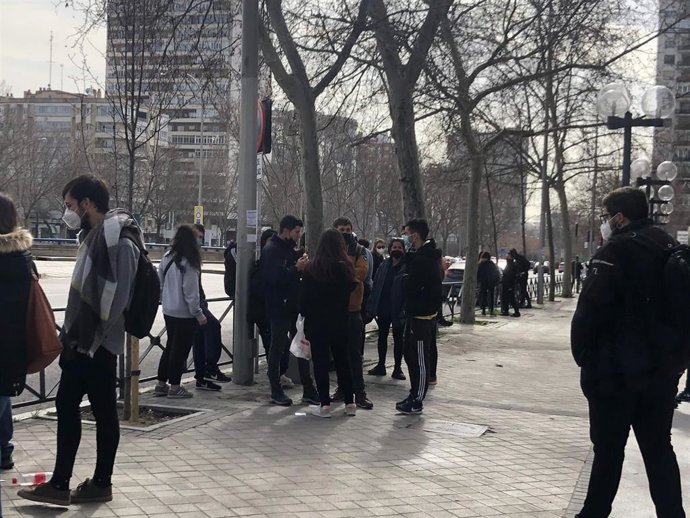 Una veintena de jóvenes se concentra en Plaza de Castilla en apoyo a los detenidos durante los disturbios en Sol