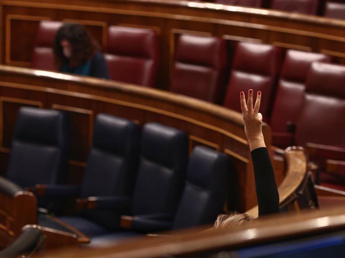 Economía.- El Congreso llama a reanudar la reforma de financiación, pero rechaza las condiciones planteadas por el PP