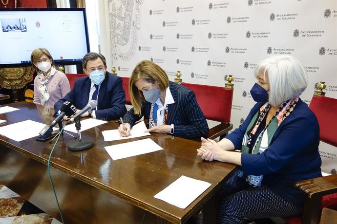 Firma del convenio en el Ayuntamiento de Granada para el programa educativo 'Conoce tu patrimonio municipal'