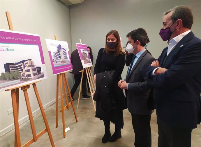 El alcalde de Huesca, Luis Felipe, conoce el proyecto del solar de Textil Bretón.